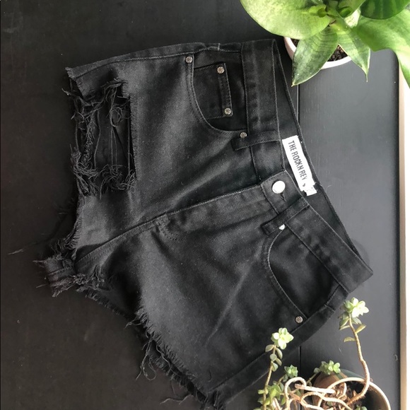 Boohoo Pants - NWOT BLACK HIGHWAISTED SHORTS